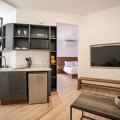 Charming Private Suite Near Historic Center