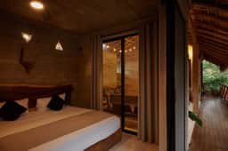 Stylish Boutique Suite, 3 Blocks to Beach