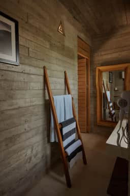 Stylish Boutique Suite, 3 Blocks to Beach