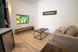 Charming Private Suite Near Historic Center