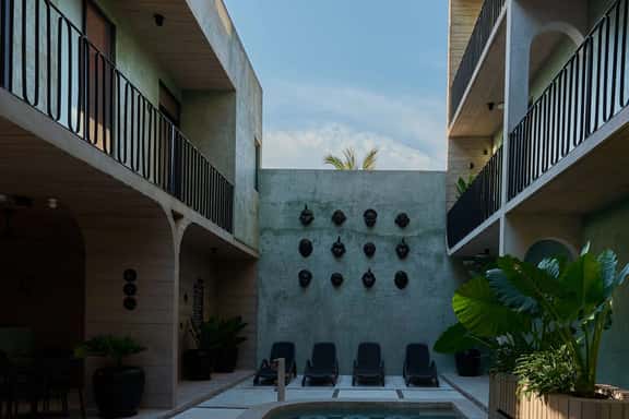 Beachside Stylish Twin Suite w/ Pool Access - Image 1