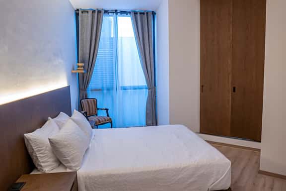 Chic Private Suite Near Historic Center - Image 1