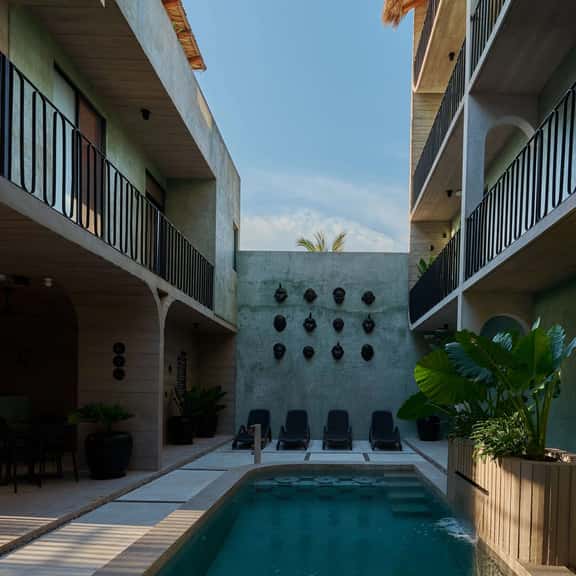 Beachside Stylish Twin Suite w/ Pool Access - Image 1