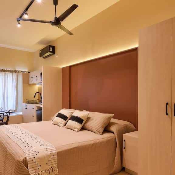 Stylish King Apartment in Oaxaca's Reforma District - Image 1
