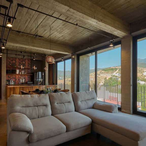 Stylish Apartment w/ Hot Tub & Mountain Views - Image 1