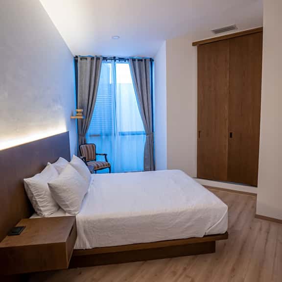 Chic Private Suite Near Historic Center - Image 1