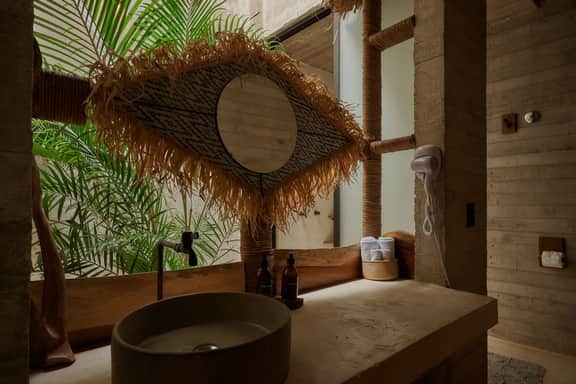 Stylish Boutique Suite, 3 Blocks to Beach