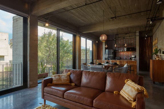 Modern Design Apartment w/ Stunning Mountain Views