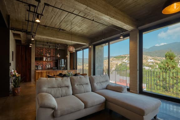 Stylish Apartment w/ Hot Tub & Mountain Views