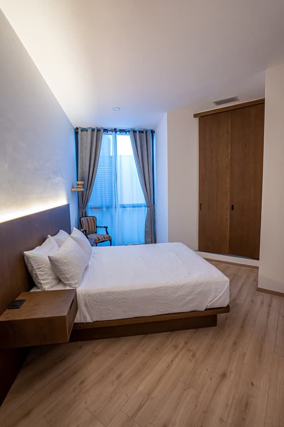 Chic Private Suite Near Historic Center