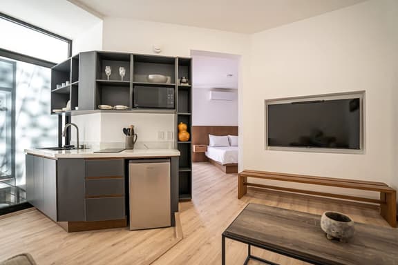 Charming Private Suite Near Historic Center
